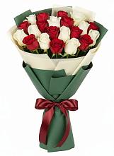 Букет Микс из красных и белых роз в Космодемьянский