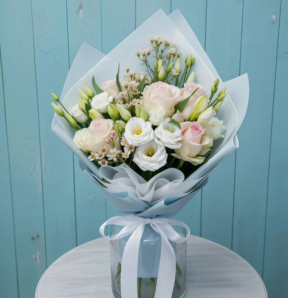 Букет цветов из: Розы и Лизиантусы в Космодемьянский