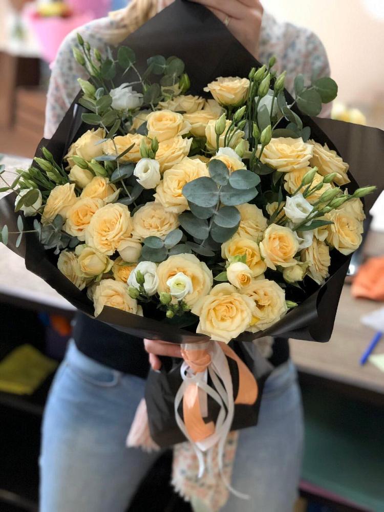 Букет цветов из: Розы и Лизиантусы в Космодемьянский