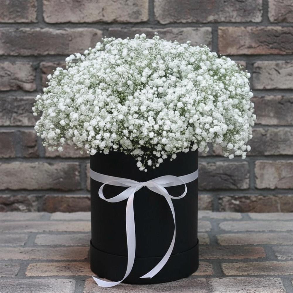 Цветочная композиция из Гипсофила в шляпной коробке в Космодемьянский