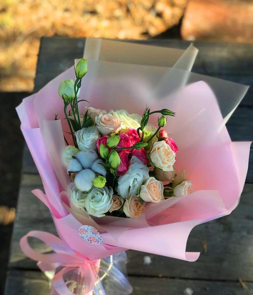 Букет цветов из: Розы и Лизиантусы в Космодемьянский