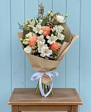 Букет цветов из:  Альстромерии, Лизиантусы, Розы и Хризантемы в Космодемьянский