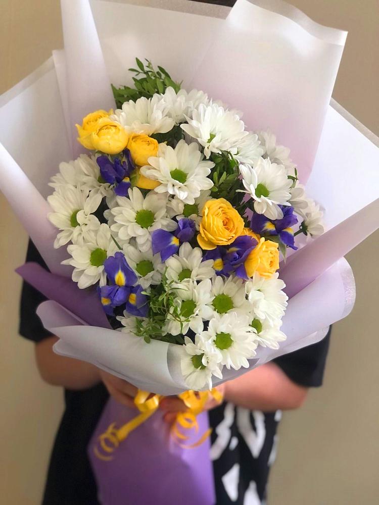 Букет цветов из: Ирисы, Хризантемы и Розы в Космодемьянский