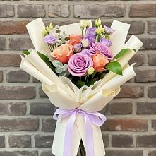 Букет цветов из:  Лизиантусы и Розы в Космодемьянский
