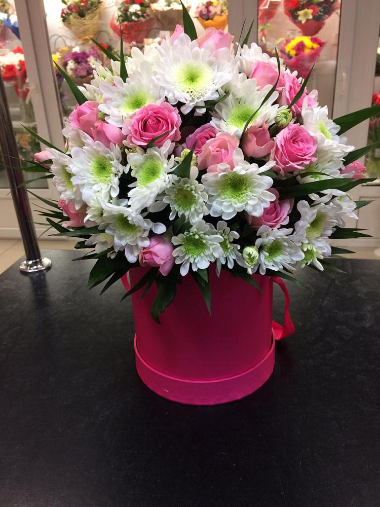 Цветочная композиция из Розы и Хризантемы в шляпной коробке в Космодемьянский