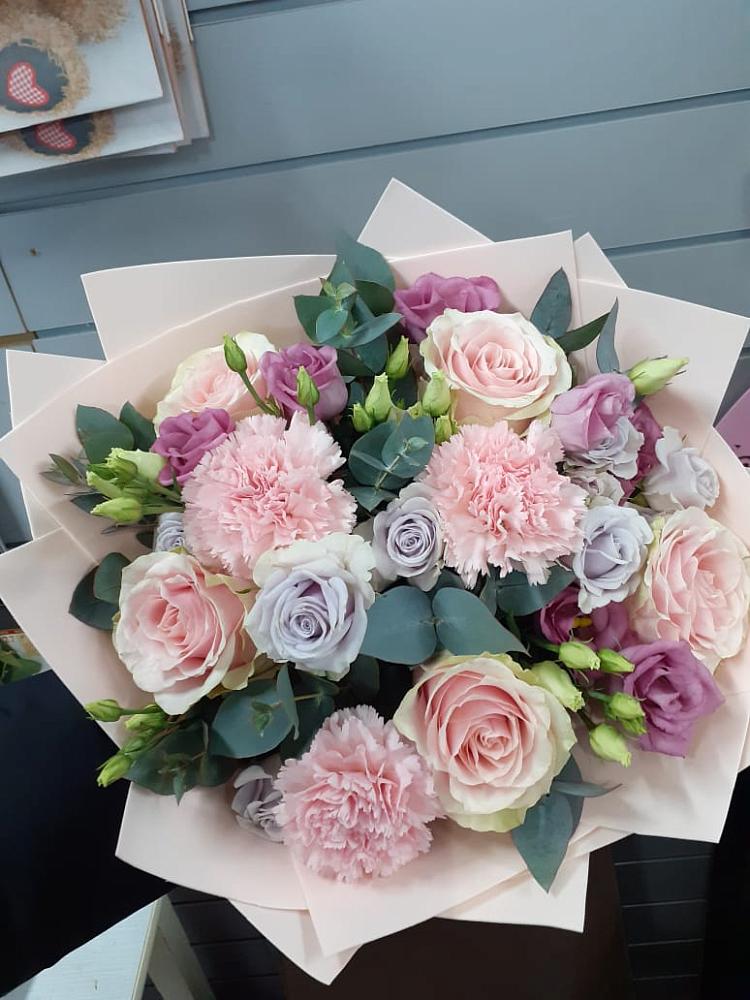 Букет цветов из: Розы, Гвоздики и Лизиантусы в Космодемьянский