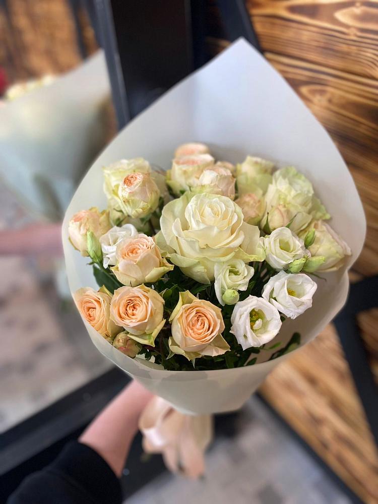 Букет цветов из: Розы и Лизиантусы в Космодемьянский